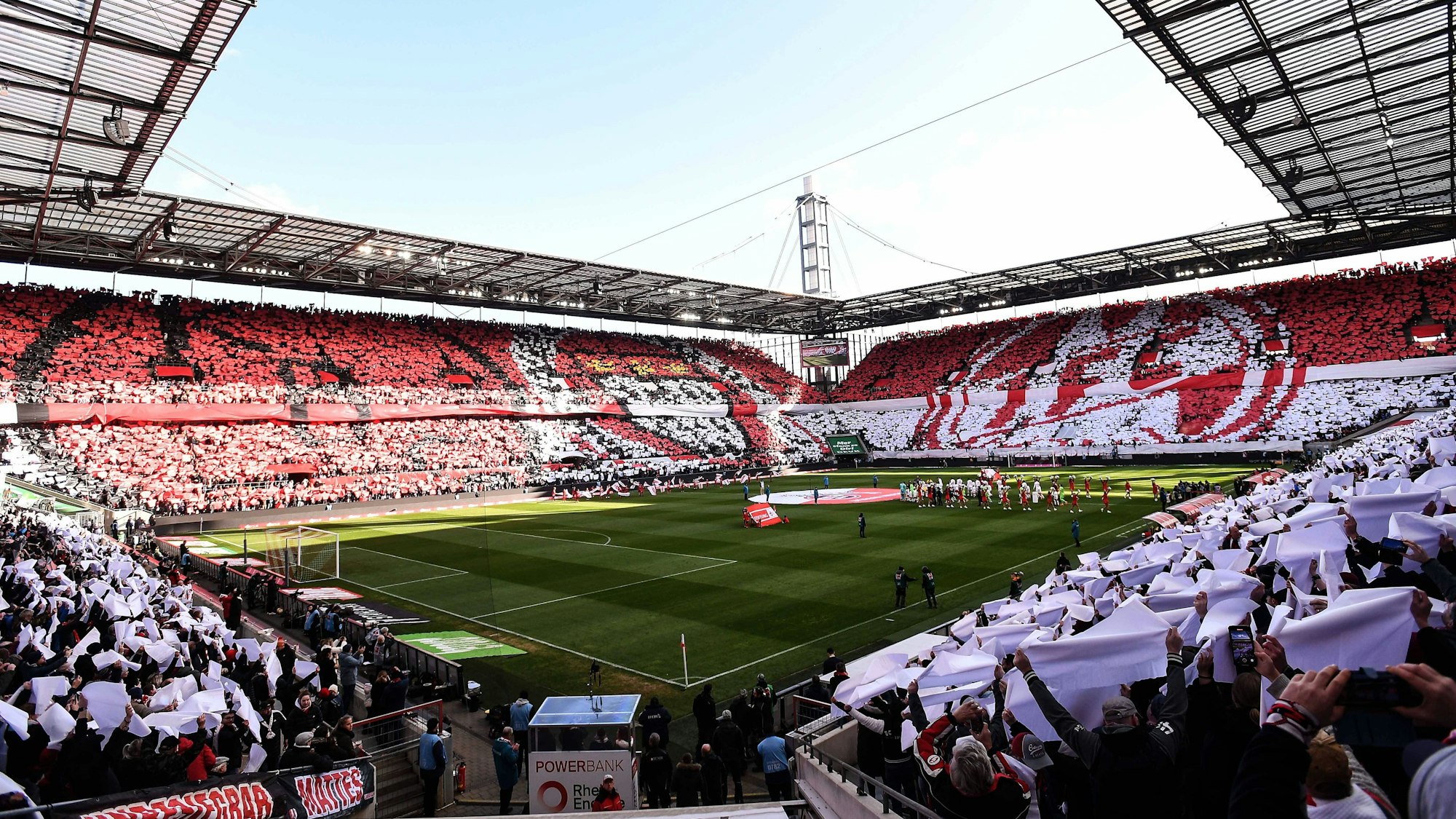 Spiel gegen VfL Wolfsburg im Februar 2023: Fans des 1. FC Köln zeigen im Rhein-Energie-Stadion eine gewaltige Choreografie.