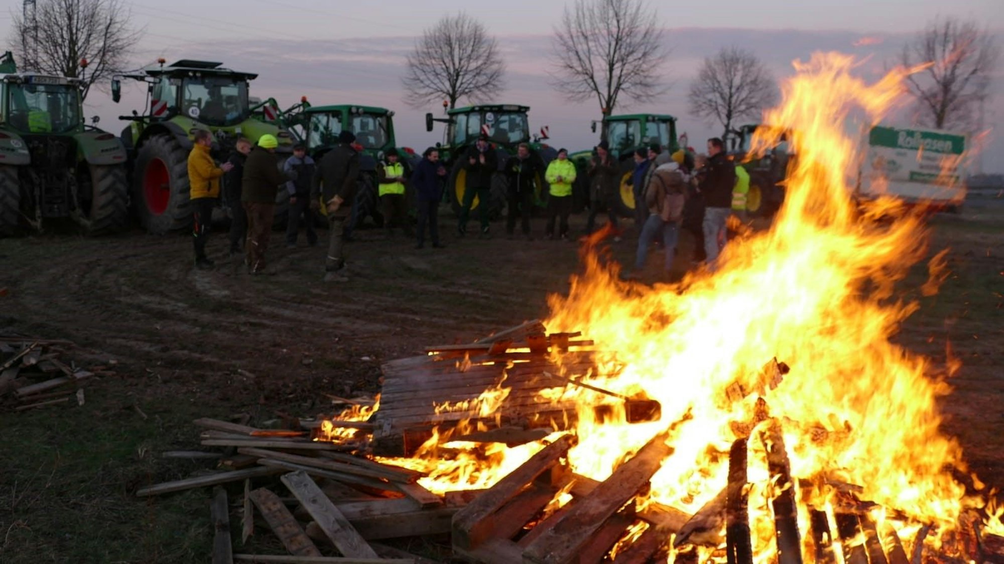 In Niederkassel haben Landwirte bei Einbruch der Dunkelheit ein Mahnfeuer entzündet.