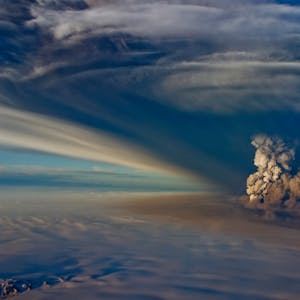 Der Vulkan Grímsvötn bei seiner letzten großen Eruption im Jahr 2011. Die mehrere Kilometer hohe Aschewolke schränkte den Flugverkehr stark ein. Ein starkes Erdbeben lässt Forscher einen verheerenden Vulkanausbruch befürchten. (Archivbild)