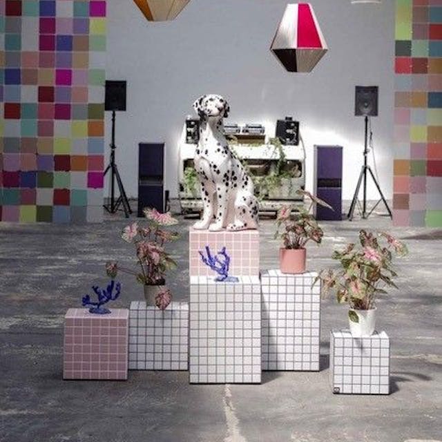 Ein Showroom mit Hundeskulptur.