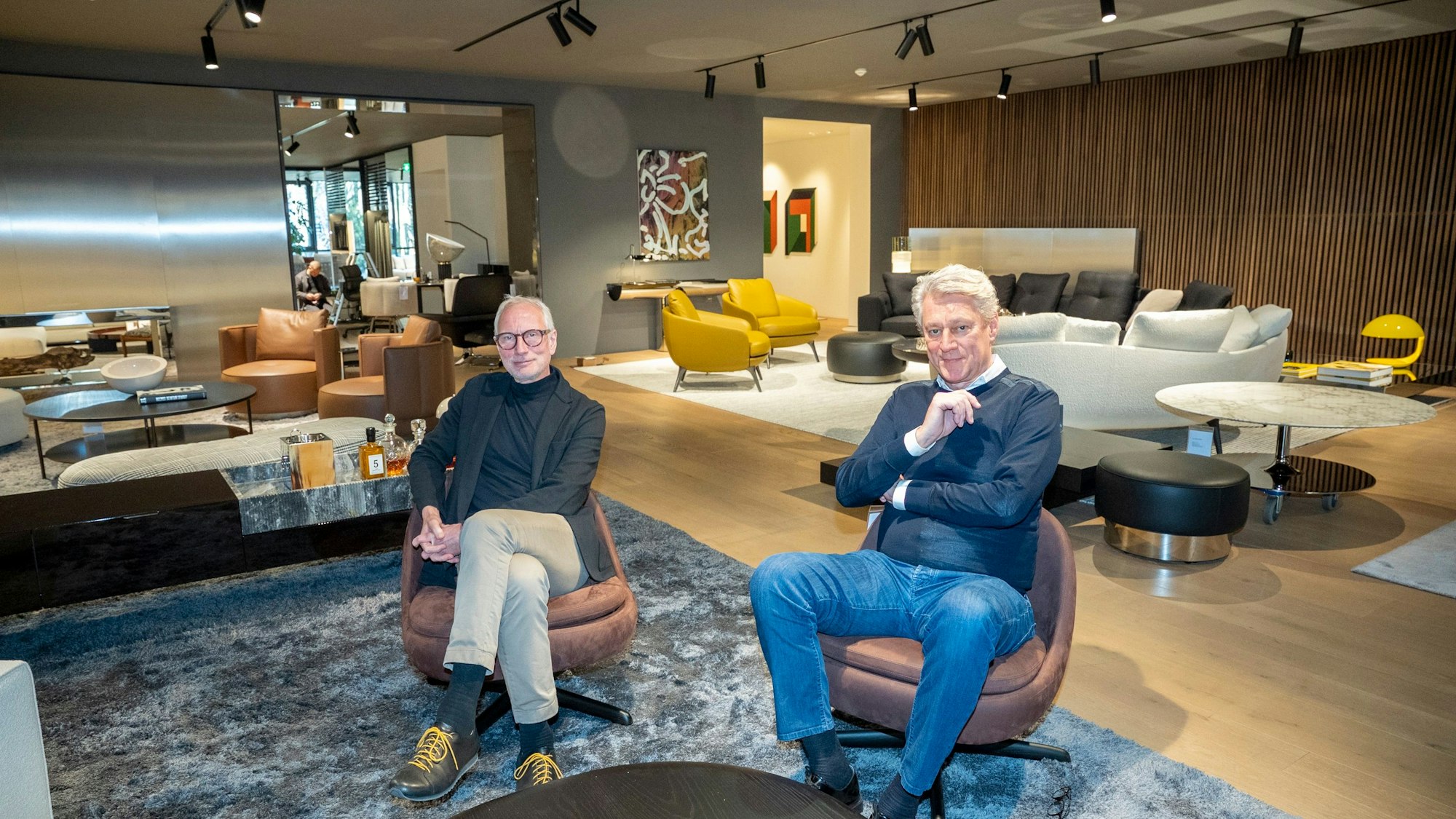 Die Pesch-Geschäftsführer Hartmut Roehrig (l.) und Alf Busse im riesigen Showroom