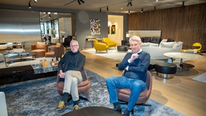 Die Pesch-Geschäftsführer Hartmut Roehrig (l.) und Alf Busse im riesigen Showroom