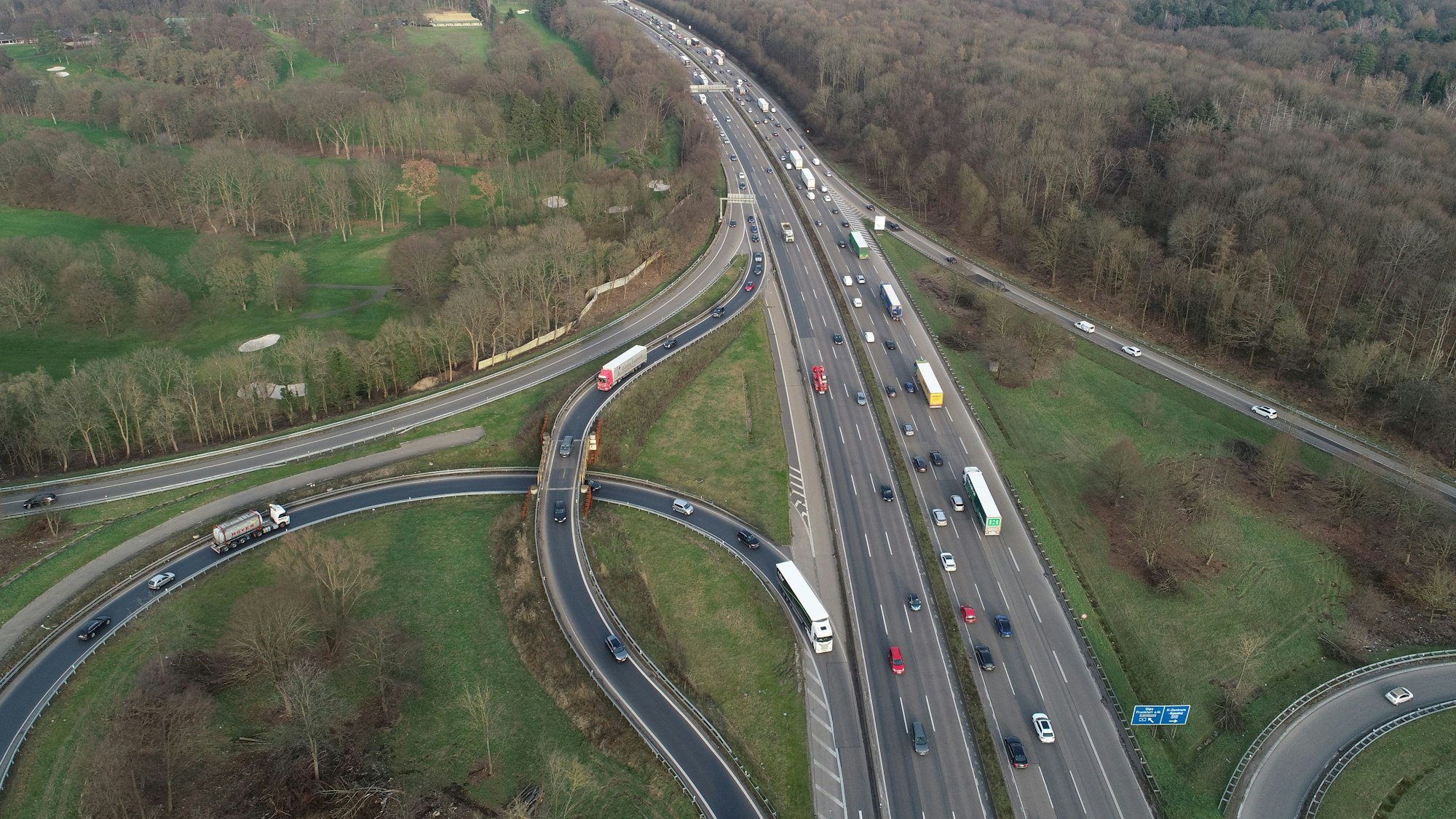 Das Autobahnkreuz Köln-Süd aus der Luft aufgenommen.