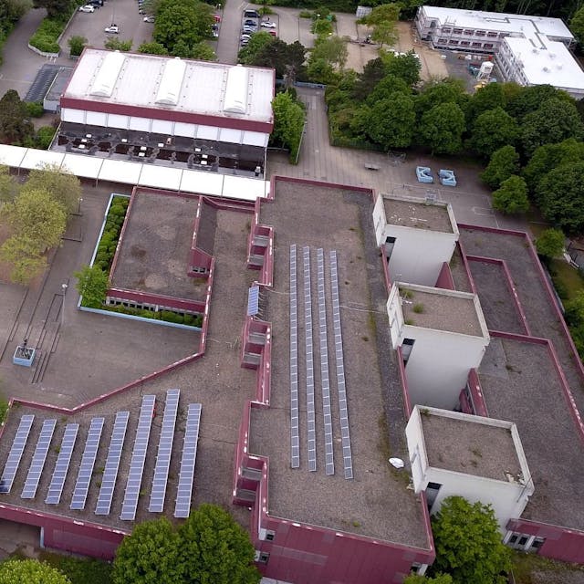 Die Luftaufnahme zeigt das undichte Dach des Niederkasseler Kopernikus-Gymnasiums von oben.