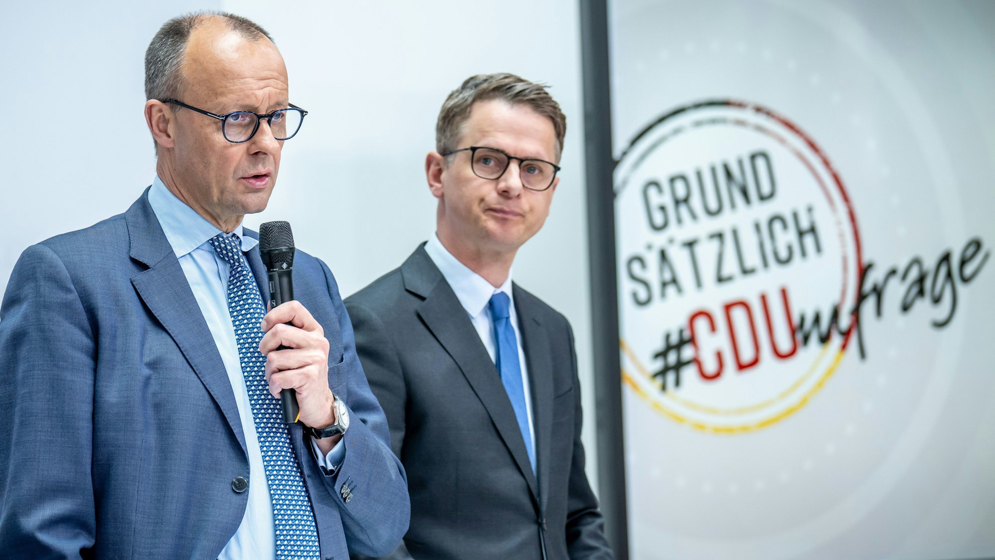 CDU-Chef Friedrich Merz steht neben dem stellvertretenden Bundesvorsitzenden Carsten Linnemann. Die CDU will einen Satz in ihrem Grundsatzprogramm ändern. (Archivbild)