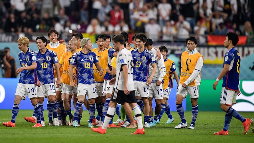 Die japanische Nationalmannschaft feiert den WM-Sieg gegen Deutschland.