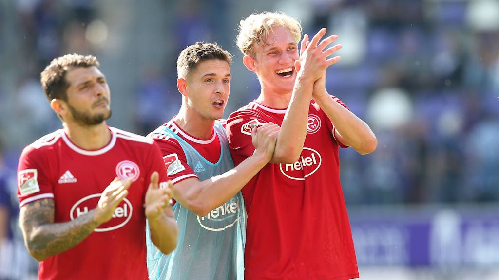 Die Düsseldorf-Profis Matthias Zimmermann, Kristoffer Peterson und Christoph Klarer applaudieren nach dem Spiel bei Erzgebirge Aue den Fans.