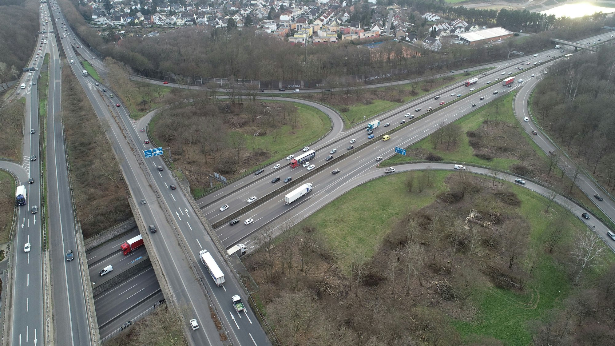 Das Autobahnkreuz Köln-Süd verbindet die Autobahnen A4 und A555 sowie den Kölner Verteilerkreis.
