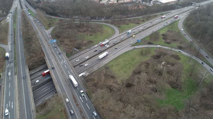 Das Autobahnkreuz Köln-Süd verbindet die Autobahnen A4 und&nbsp; A555 sowie den Kölner Verteilerkreis.