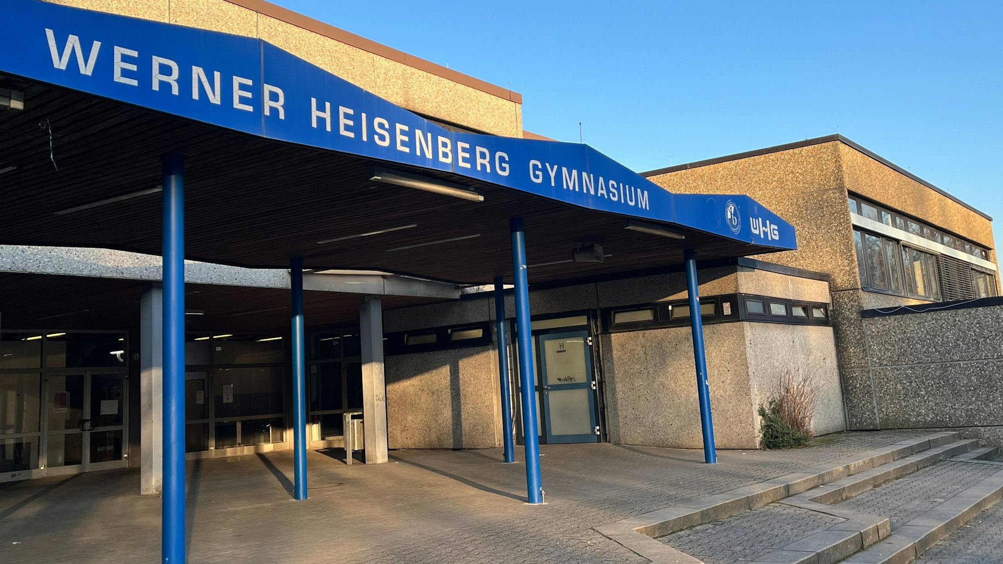 Blick auf den Eingang des Werner-Heisenberg-Gymnasiums