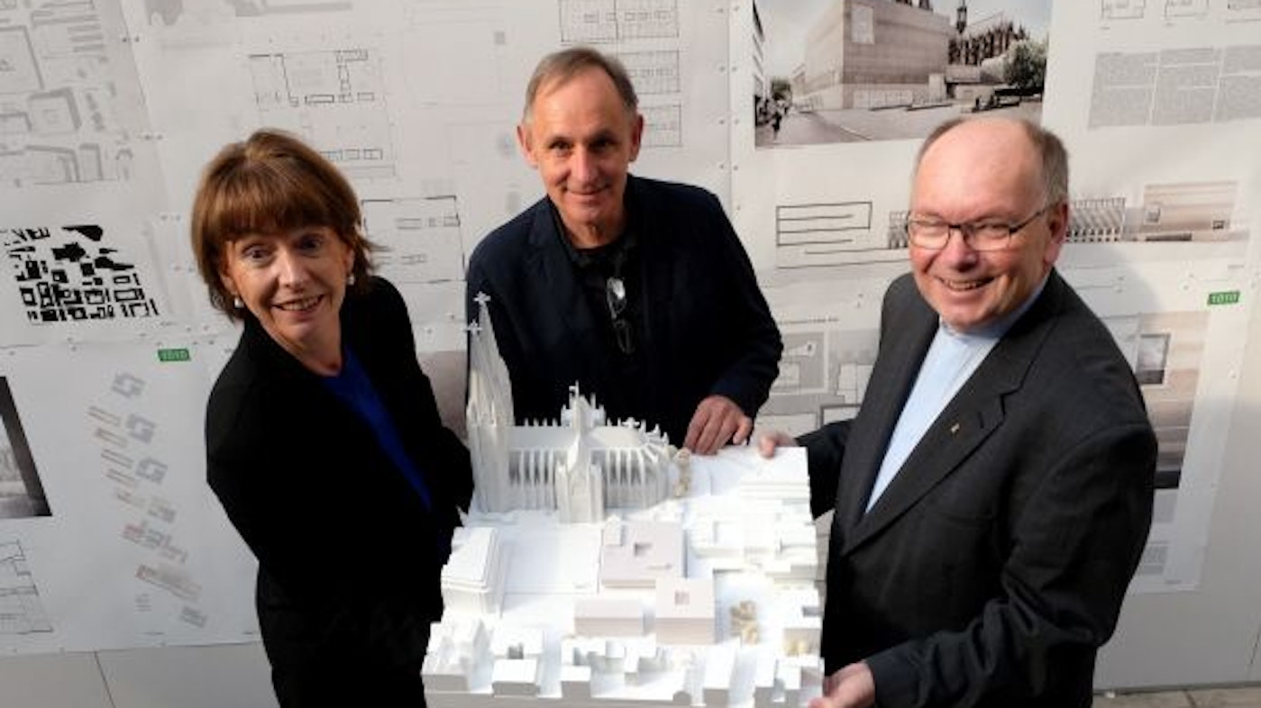 Noch guter Laune: Oberbürgermeisterin Henriette Reker, Architekt Volker Staab und Dompropst Gerd Bachner nach dem Architektenwettbewerb 2016.