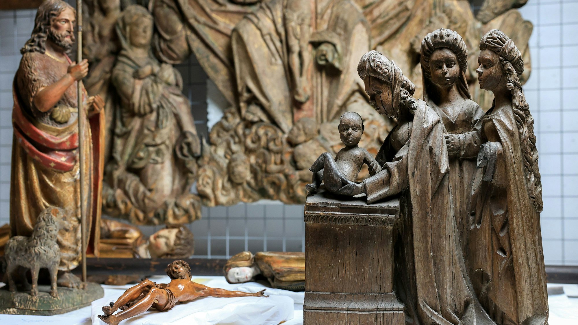 Figurengruppe im Depot des Museums Schnütgen mit Maria und Dienerinnen bei der Darstellung Jesu im Tempel (rechts) und weiteren Exponaten