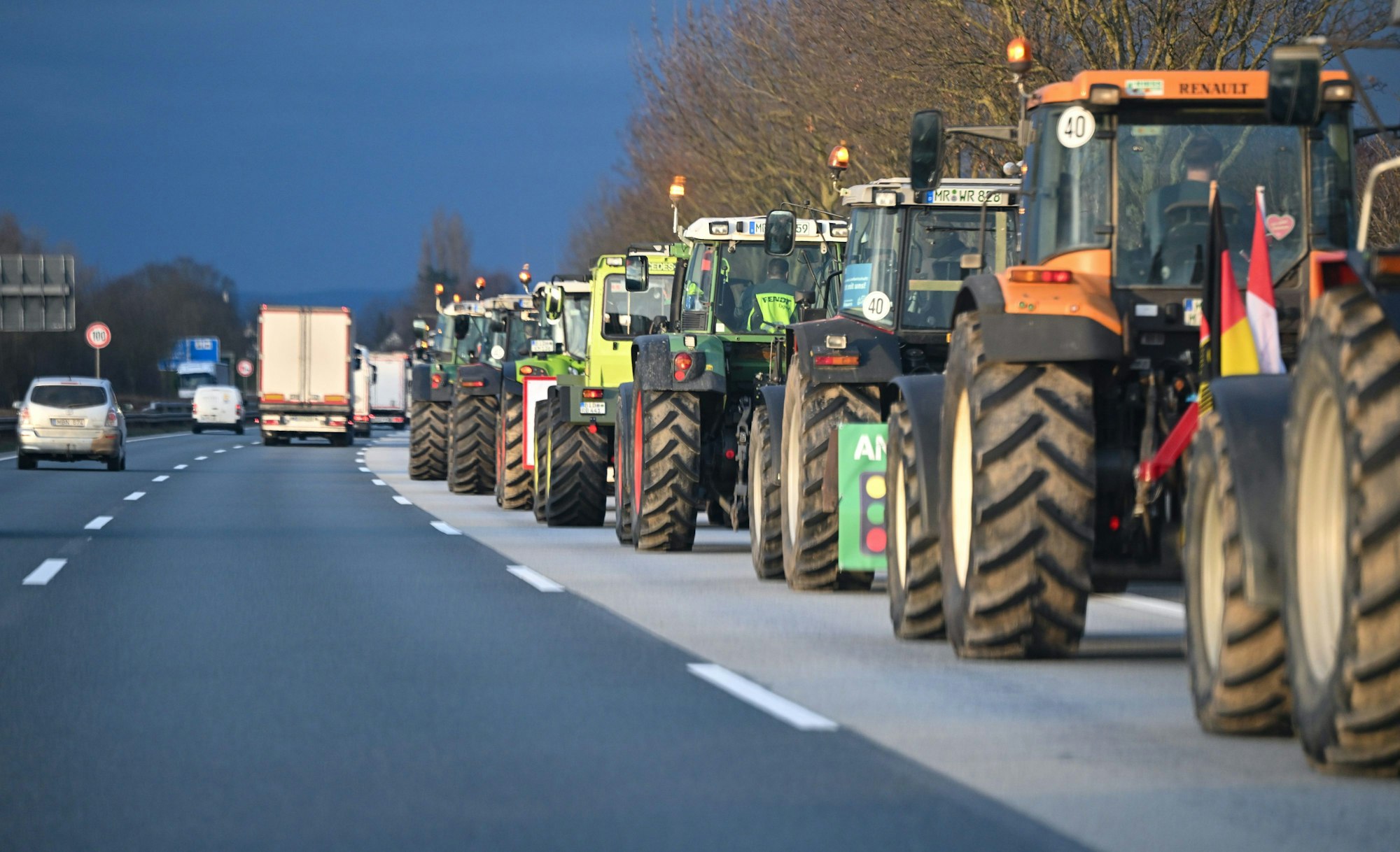 Bauern fahren mit ihren Traktoren im Konvoi auf der Autobahn A66 bei Wiesbaden-Nordenstadt. (Symbolbild vom 8.1.24)