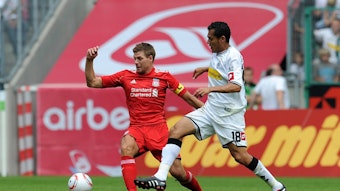 Steven Gerrard, im roten Liverpool-Trikot und Juan Arango im Zweikampf um den Ball.