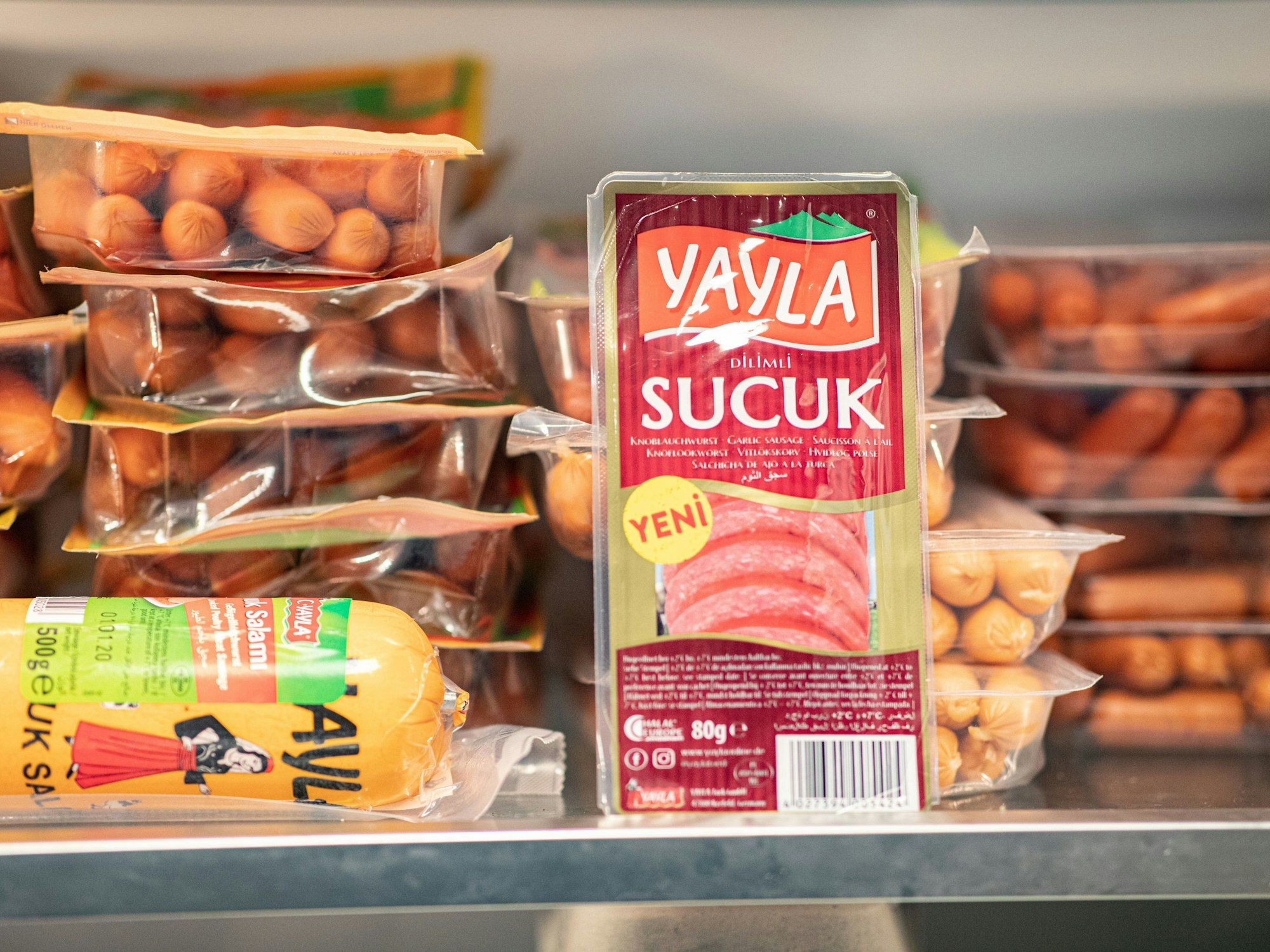 „Sucuk“ liegt in der Unternehmenszentrale in einem Kühlschrank neben anderen Produkten, hier im November 2019 in Krefeld.
