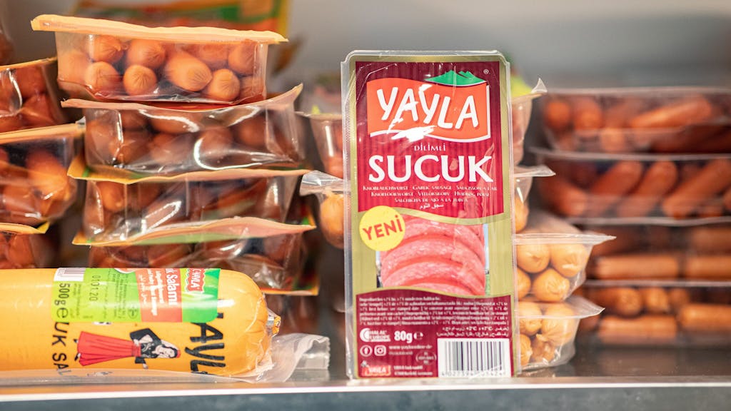 „Sucuk“ liegt in der Unternehmenszentrale in einem Kühlschrank neben anderen Produkten, hier im November 2019 in Krefeld.