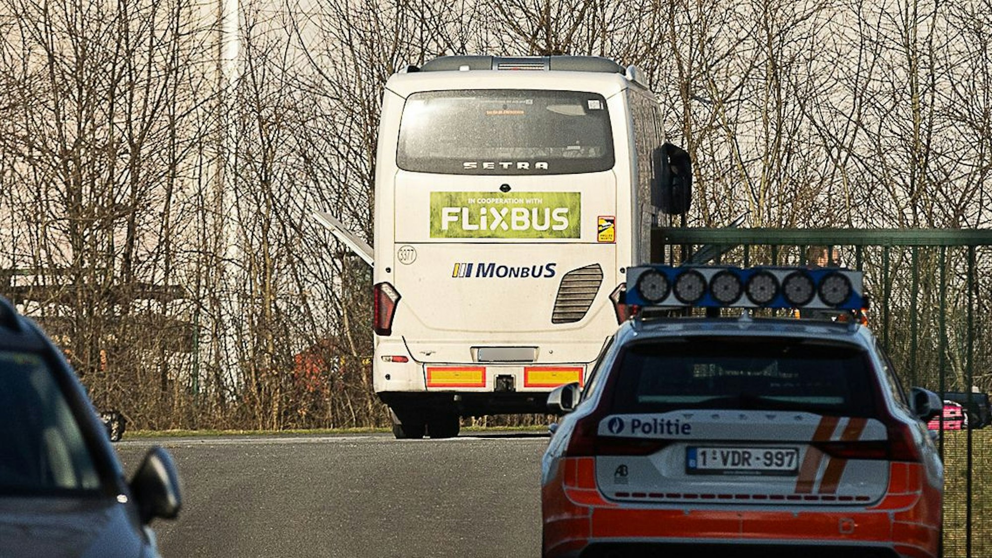 Ein Flixbus steht an der Polizeistation.