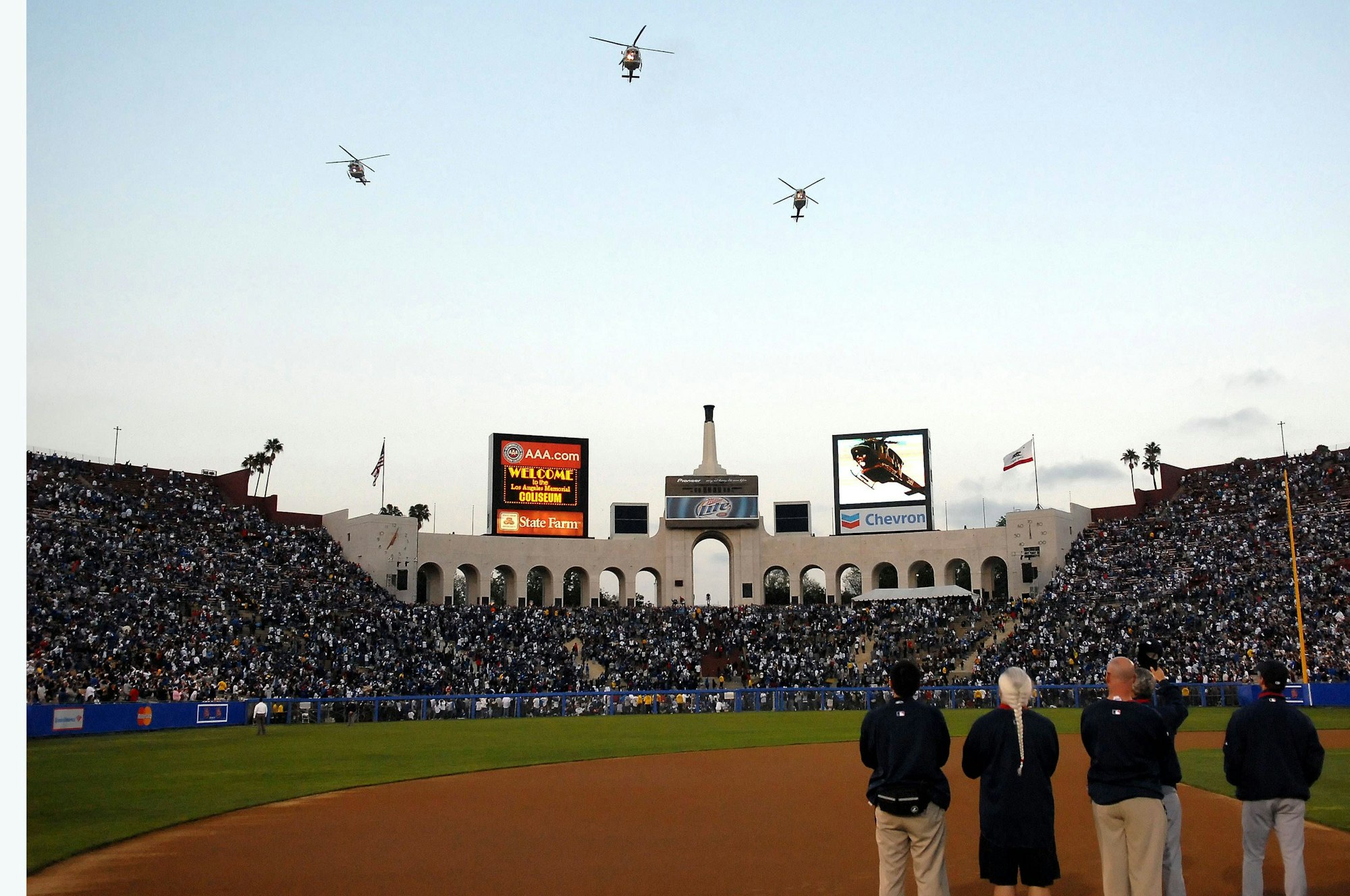 Drei Hubschrauber fliegen über das Los Angeles Memorial Coliseum.