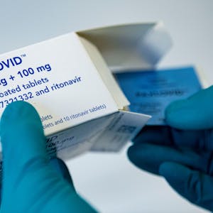Eine Person hält das Medikament Paxlovid vom US-Pharmakonzern Pfizer gegen Covid-19 in den Händen.&nbsp;