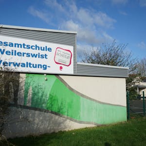 Das Bild zeigt die Gesamtschule Weilerswist von der Martin-Luther-Straße aus.