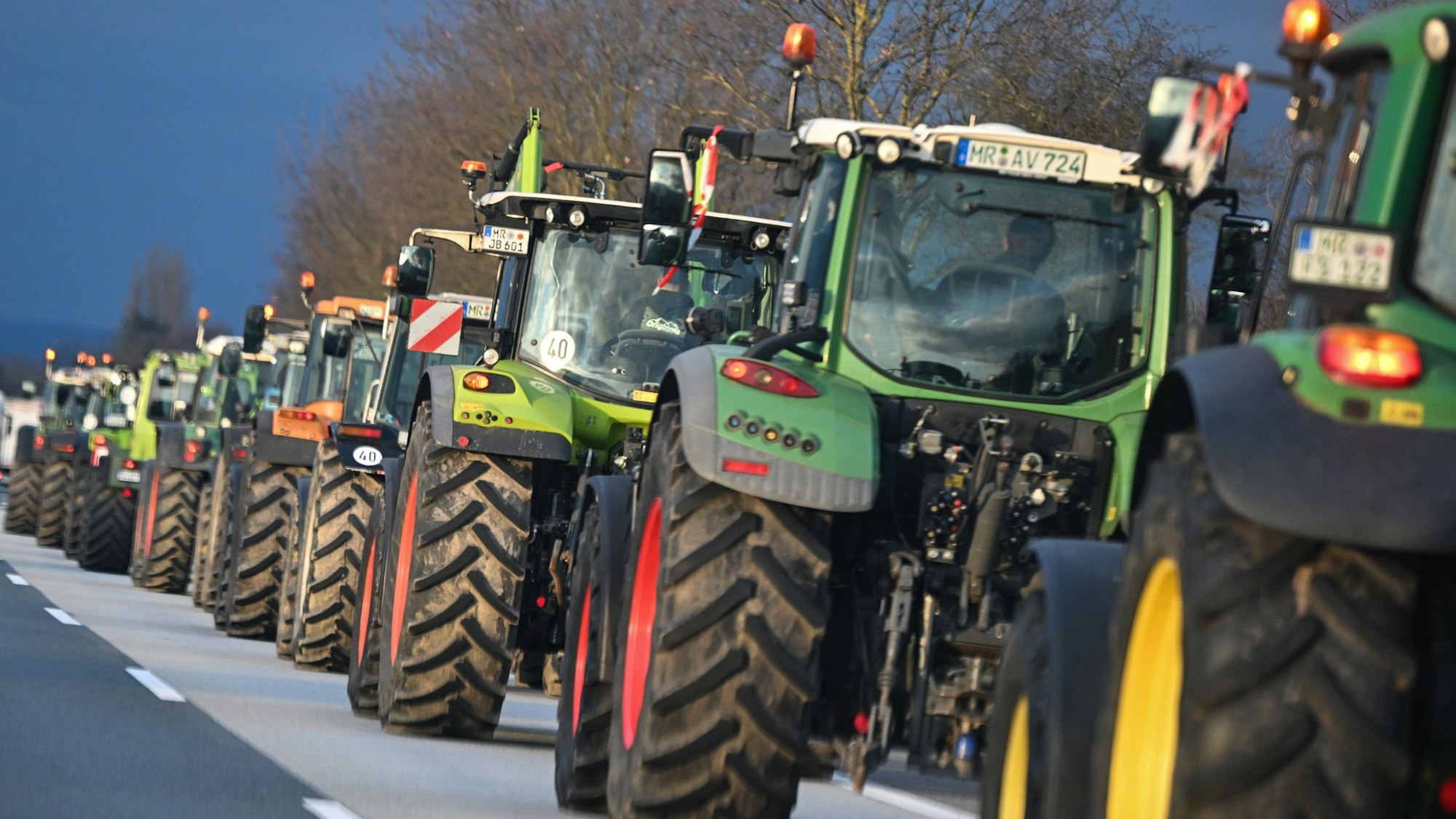 Bauern fahren am 8.1.2024 mit ihren Traktoren im Konvoi auf der Autobahn A66 bei Wiesbaden-Nordenstadt.