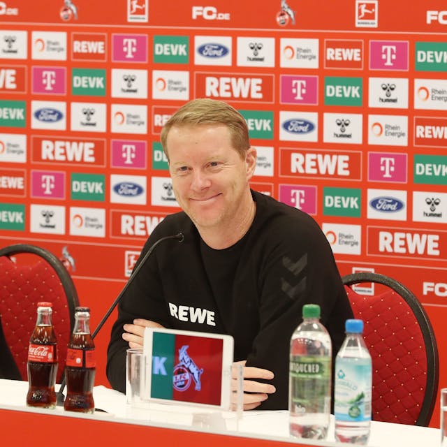Timo Schultz äußert sich auf der Pressekonferenz des 1. FC Köln.