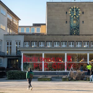 Das Gebäude der Albert-Magnus-Universität wurde mit roter Farbe beschmiert.
