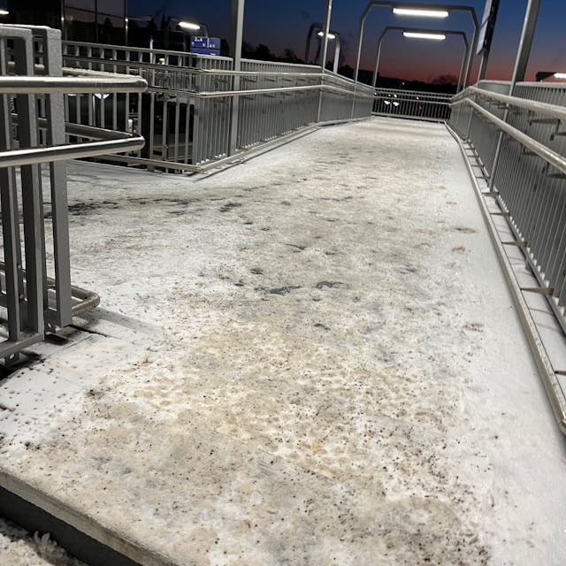 Die Bahnsteigbrücke war am Montag und Dienstag mit festgefrorenem Schnee überzogen. Trotz gestreutem Granulat blieb es eine Rutschpartie.