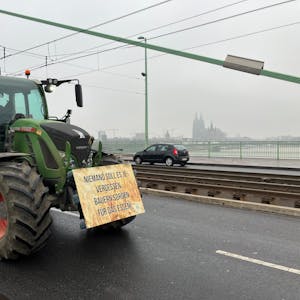 Der Zug der Landwirte hat die Severinsbrücke erreicht.