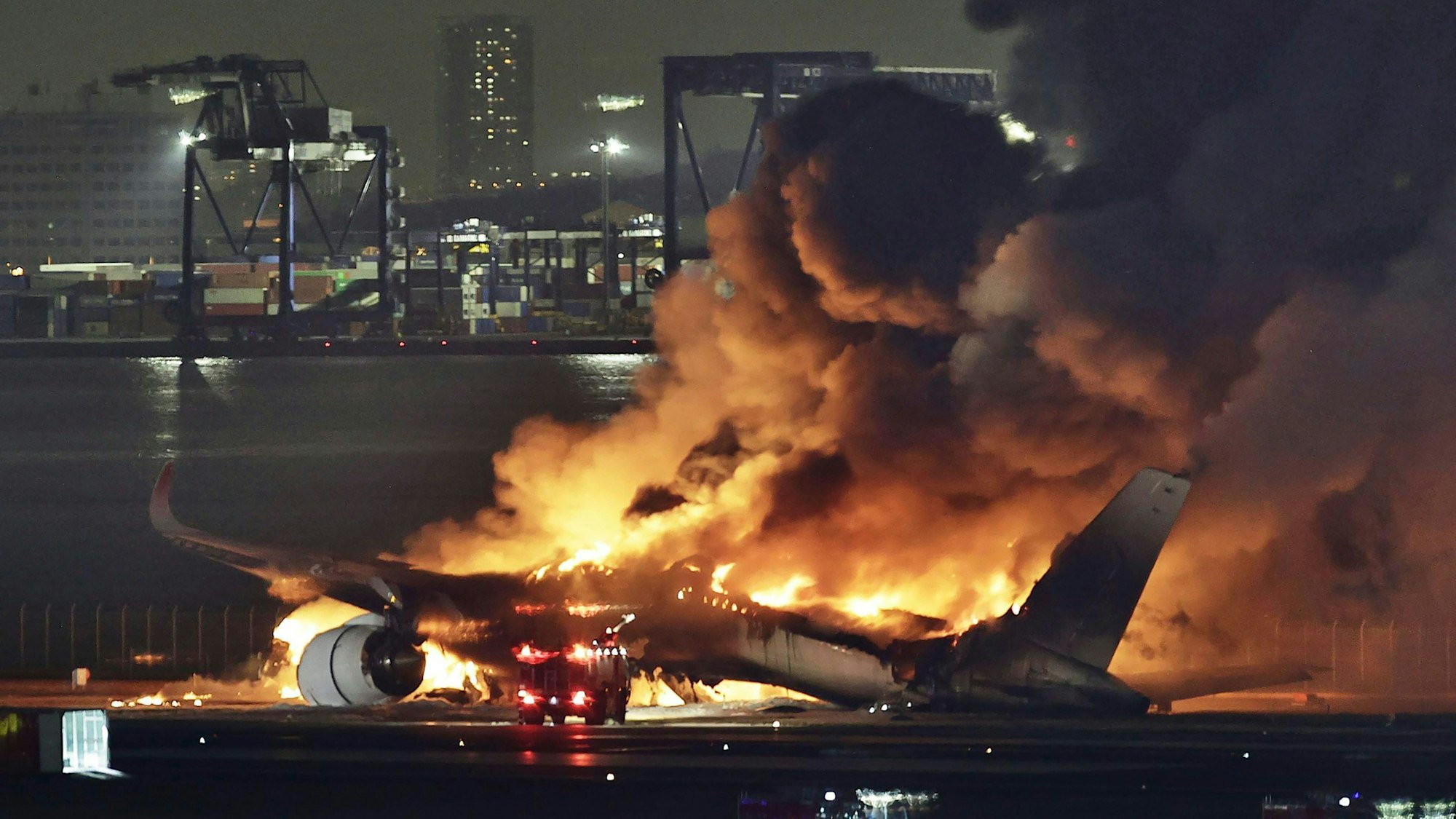 Der Airbus A350 von Japan-Airlines-Flug 516 brennt am Flughafen Tokio-Haneda völlig aus. Er war kurz zuvor mit einem Flugzeug der japanischen Küstenwache kollidiert.