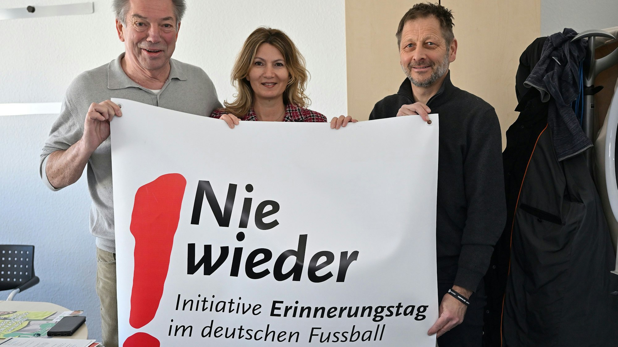 Klaus Orth (Bethe-Stiftung), Tülay Durdu (Schirmherrin) und Robert Wagner (Faireinskultur) mit Banner.