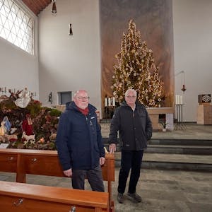 Dieter Benning und Paul-Joachim Schmülling stehen im Inneren der Kirche St. Anna in Hellenthal.