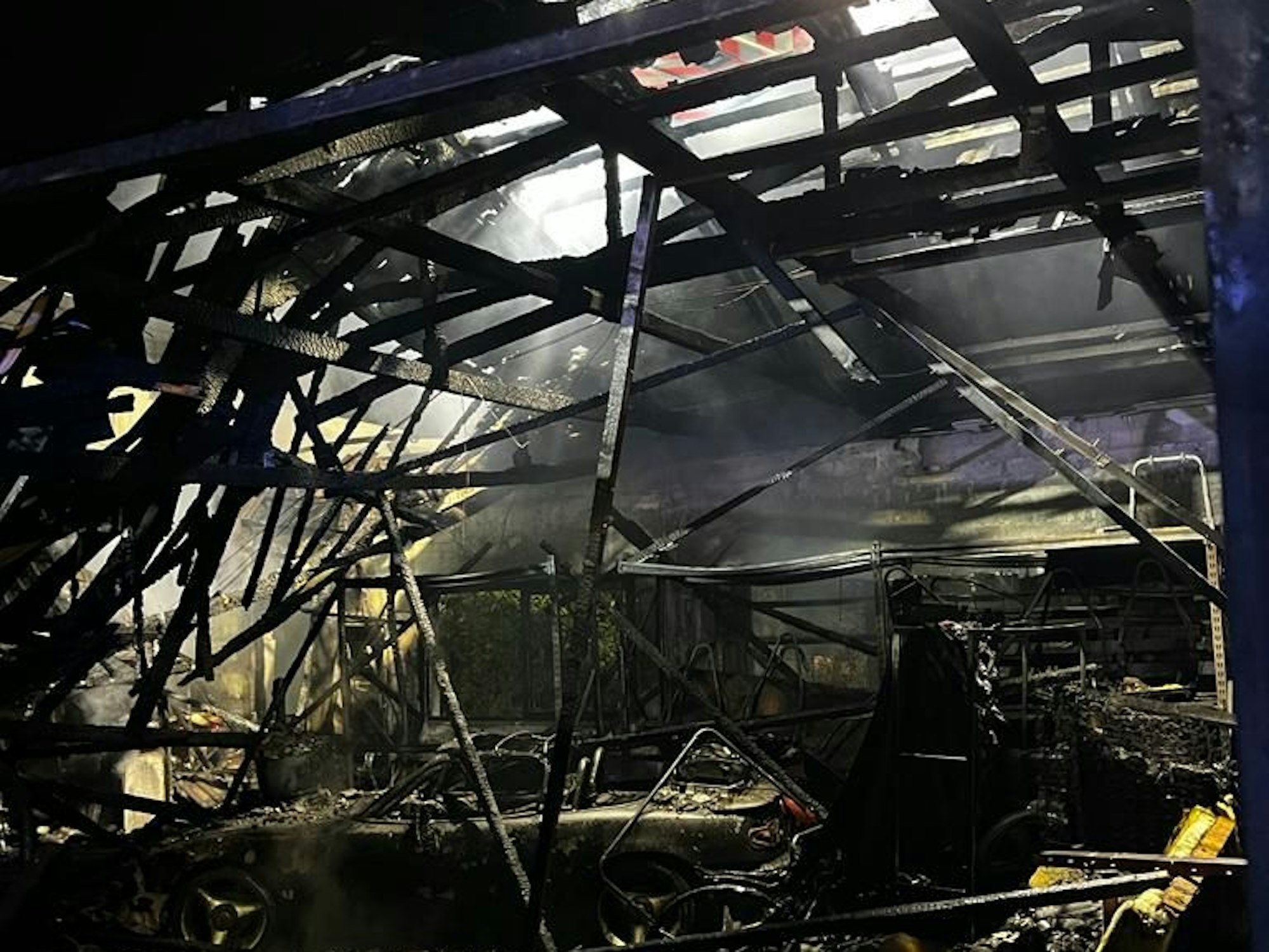 Von der Halle ist nach dem Brand am Donnerstag (11. Januar 2024) nicht mehr viel übrig, sie brannte völlig aus.