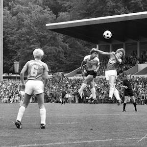 Auf der Schwarz-Weiß-Fotografie ist eine Spielszene zwischen dem Heidenheimer SB und Hertha BSC zu sehen. Zwei Spieler liefern sich in der Mitte ein Kopfballduell.