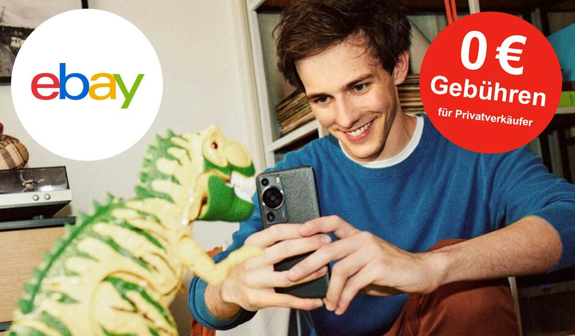 Junger Mann schießt mit dem Smartphone ein Bild von einem Spielzeug-Dinosaurier. Ebay Logo auf Bild.