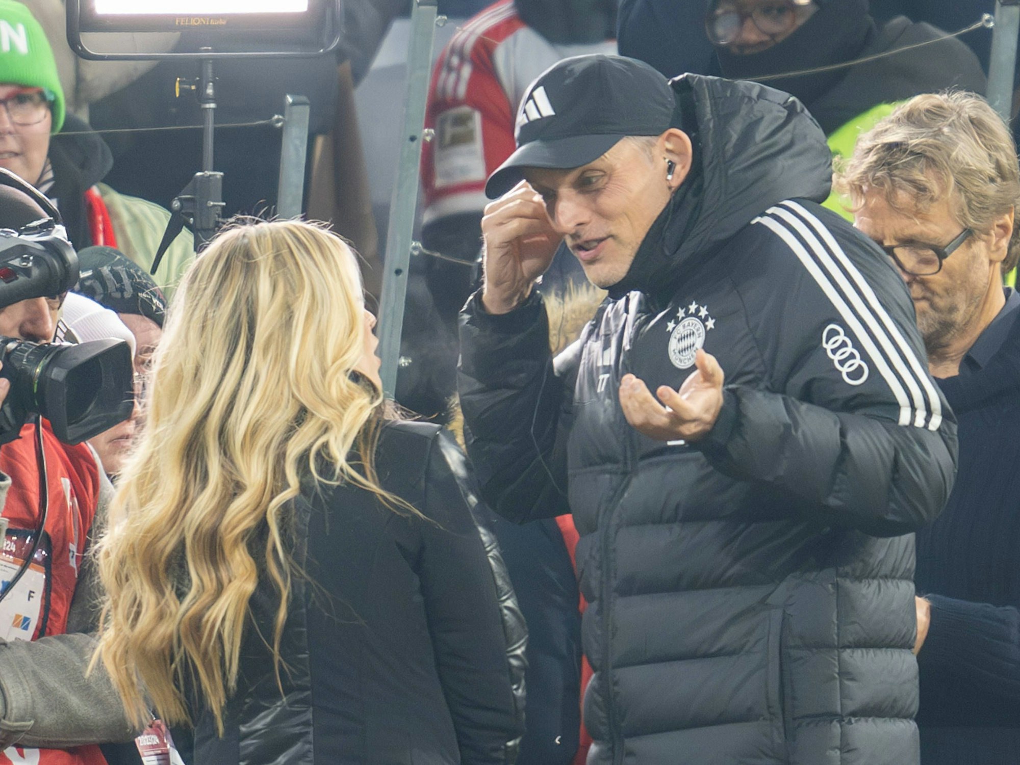 Bayern-Trainer Thomas Tuchel (r.) am Freitag (12. Januar 2024) mit Andrea Kaiser im Gespräch.