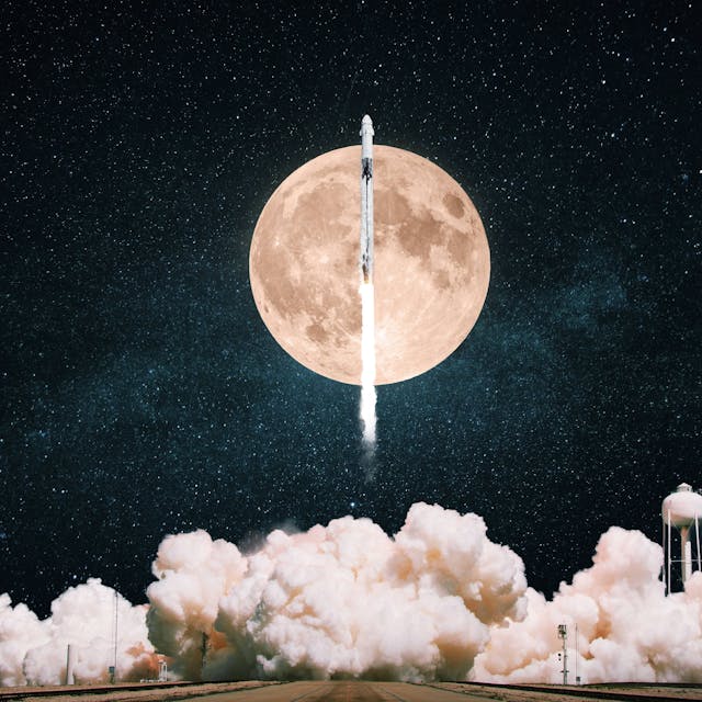 Eine Rakete mit Rauch und Wolken hebt sich mit Vollmond in den Sternenhimmel.