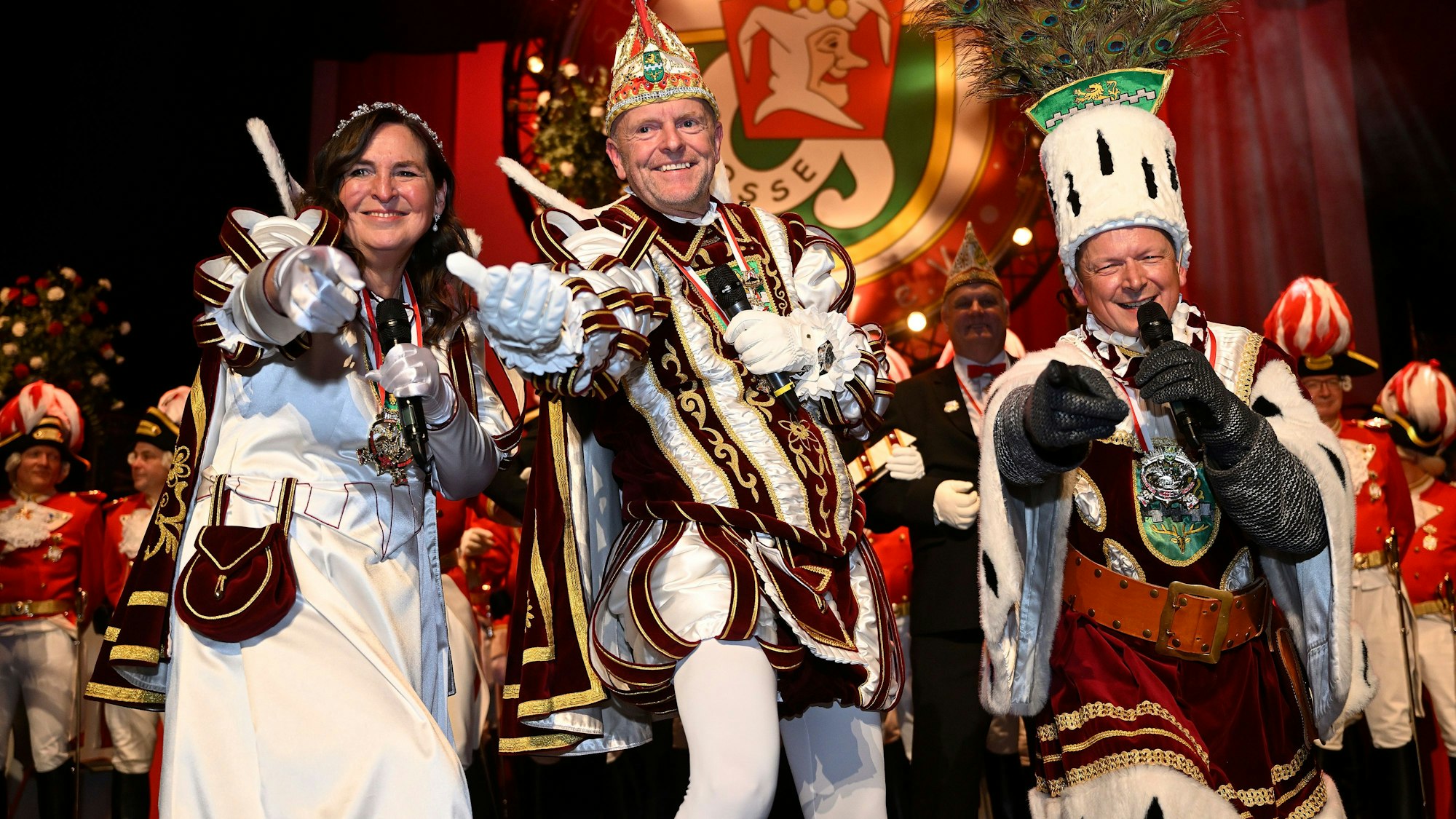 Das frisch proklamierte Bergisch Gladbacher Dreigestirn tanzt auf der Bühne des Bürgerhauses Bergsicher Löwe.