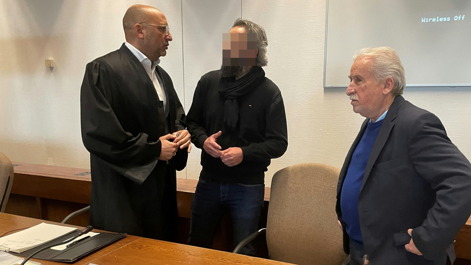 Der Ankeklagte mit Verteidiger Abdou Gabbar (l.) und Dolmetscher Bahadir Aksungur (r.) beim Prozessauftakt im Landgericht Köln