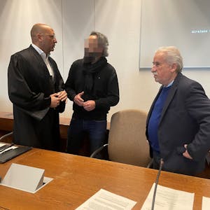 Der Angeklagte mit Verteidiger Abdou Gabbar und Dolmetscher Bahadir Aksungur im Landgericht Köln