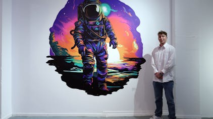 Zwei Meter hohes und breites gedrucktes Wandbild, das einen Astronauten abbildet.