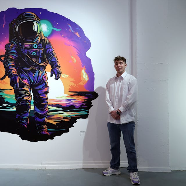 Zwei Meter hohes und breites gedrucktes Wandbild, das einen Astronauten abbildet.