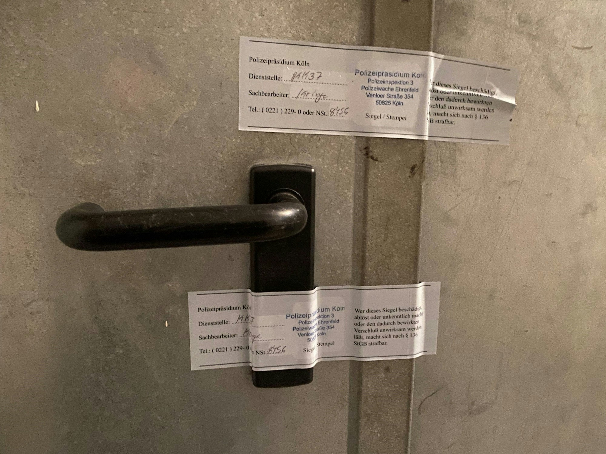 Ein Kleber an einer Tür zeigt Zutritt verboten.
