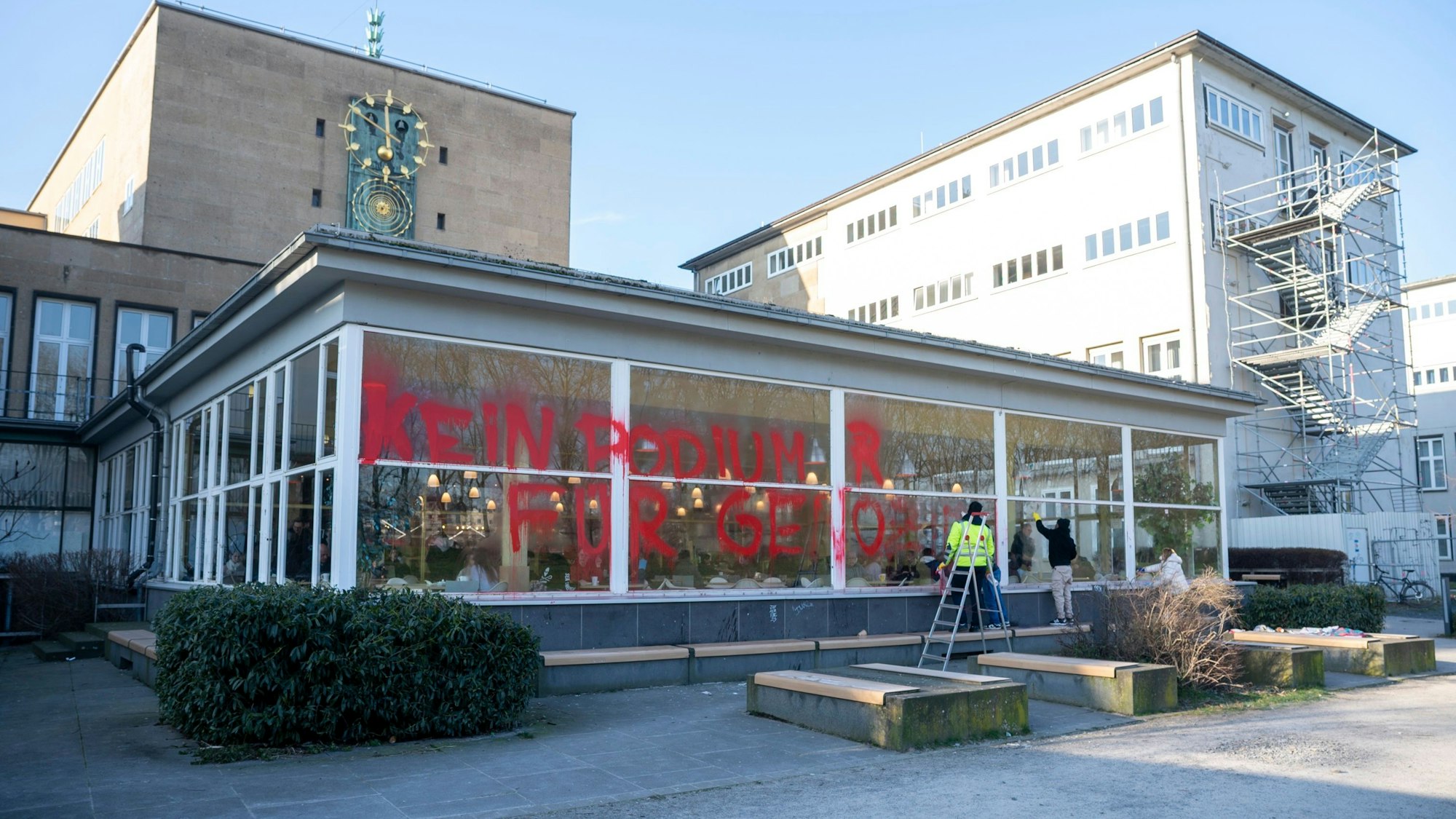 Das Gebäude der Albert-Magnus-Universität wurde mit roter Farbe beschmiert.