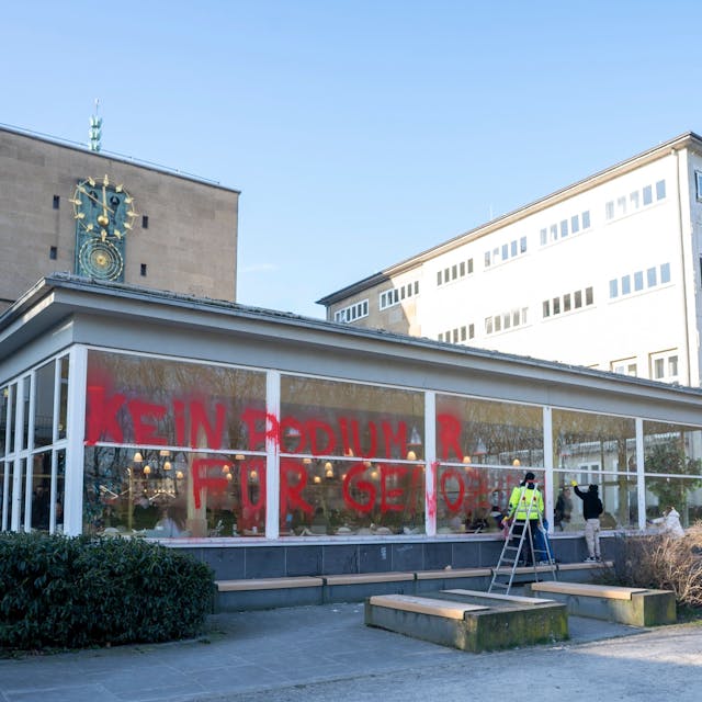 Das Gebäude der Albert-Magnus-Universität wurde mit roter Farbe beschmiert.&nbsp;
