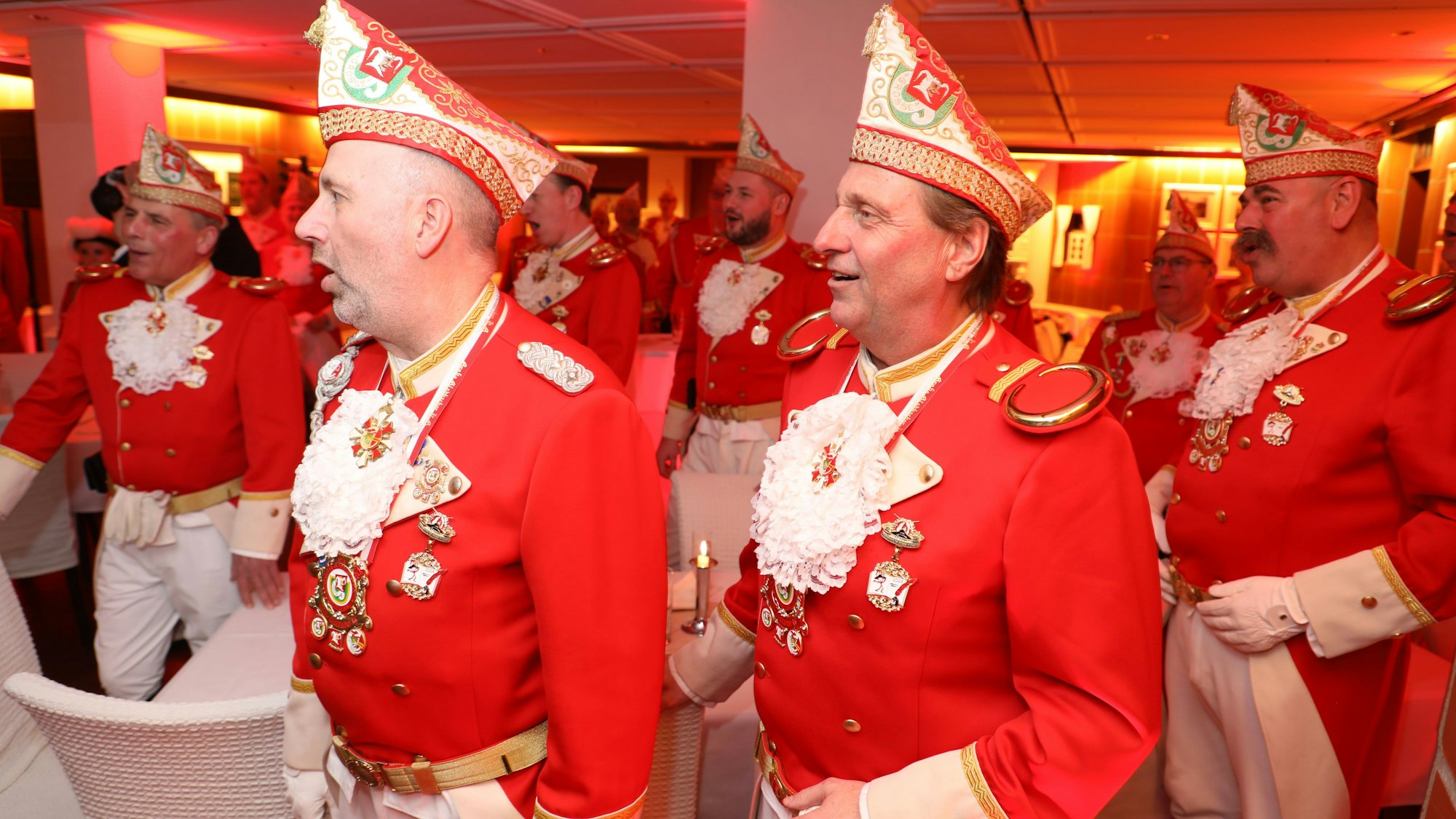 Prinzengardisten stehen in Uniform im Penthouse des Bürgerhauses Bergischer Löwe.