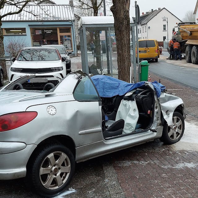 Tödlich verletzt wurde eine Autofahrerin aus Dahlem bei einem Verkehrsunfall in Stadtkyll, als ihr Fahrzeug mit einem entgegenkommenden Traktor kollidierte.