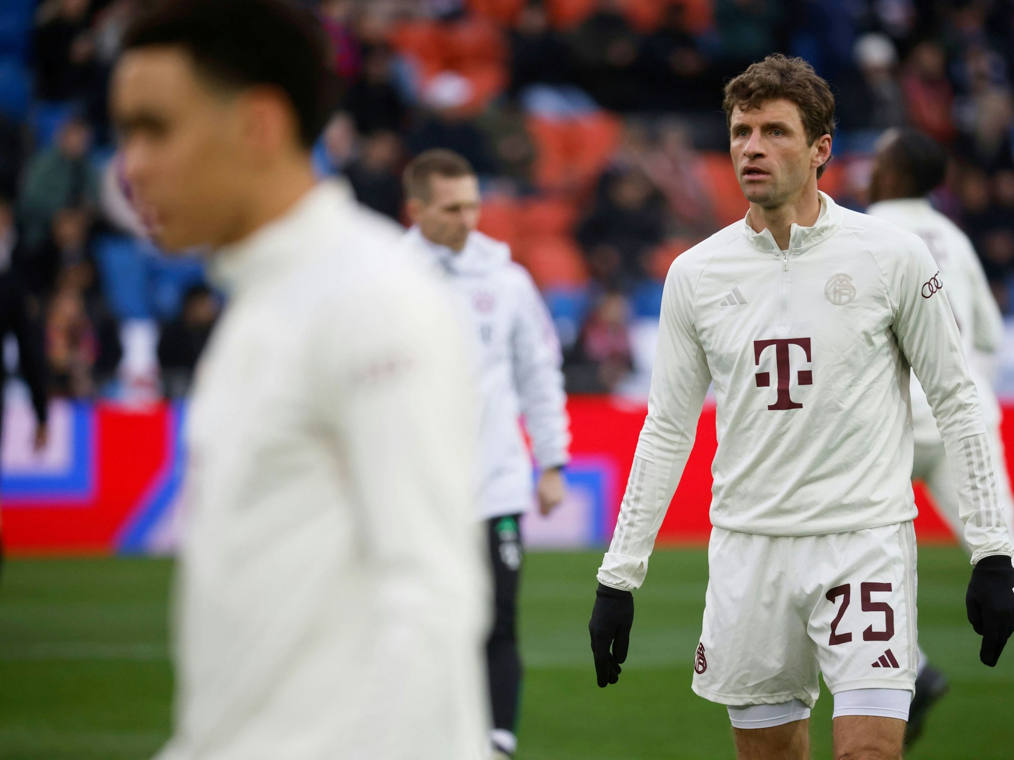 Thomas Müller (FC Bayern) macht sich vor Spielbeginn (FC Basel gegen FC Bayern München) warm.