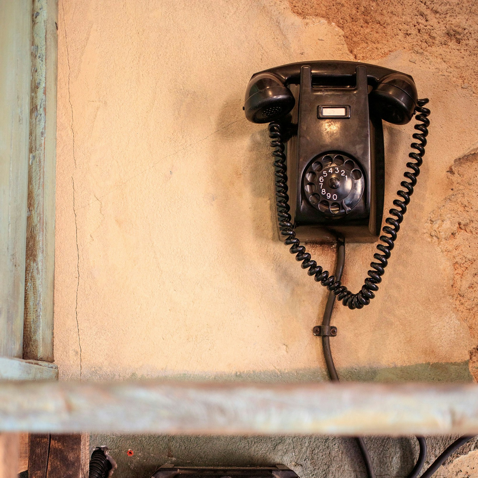 Am Tele-Center in der Afrika-Welt hängen Wählscheiben-Telefone an der Wand.