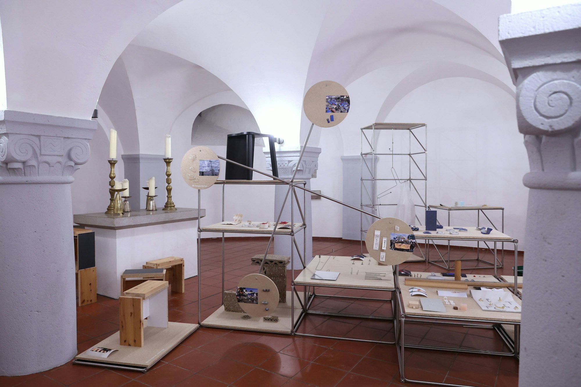 In der Krypta von St. Michael stellen Studierende des new craft object design ihre Objekte aus